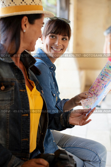 attractive female tourists is exploring new city. Стоковое фото, агентство Ingram Publishing / Фотобанк Лори