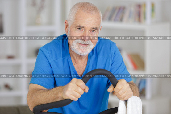 attractive senior man at health club exercising on stepper. Стоковое фото, агентство Ingram Publishing / Фотобанк Лори
