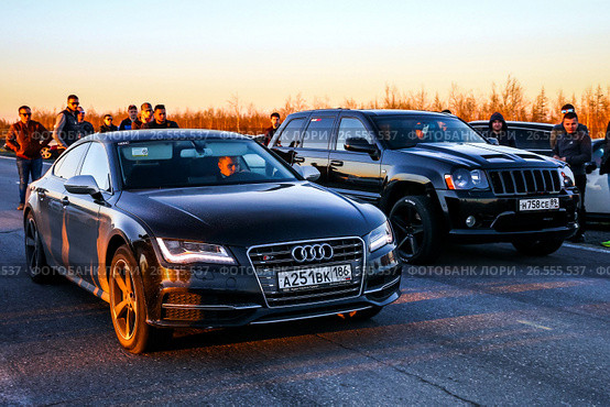 Audi S7 and Jeep Grand Cherokee SRT-8 (2017 год). Редакционное фото, фотограф Art Konovalov / Фотобанк Лори