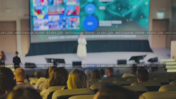 Audience listening to speaker at a corporate event or presentation. Стоковое видео, видеограф Антон Гвоздиков / Фотобанк Лори