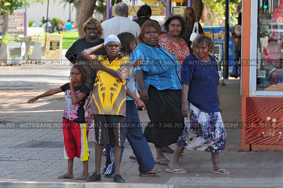 Australia - Outback, Northern Territory, Alice Springs – Australian aborigines in Alice SpringsAustralia, Outback, Northern Territory, Alice Springs, Australian aborigines in Alice Springs. Редакционное фото, агентство BE&W Photo / Фотобанк Лори