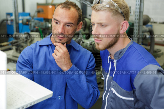 auto mechanics working with laptop. Стоковое фото, агентство Ingram Publishing / Фотобанк Лори