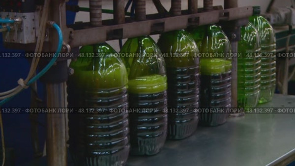 automatic filling of liquid into five-liter plastic bottles. Стоковое видео, видеограф Алексей Сергеев / Фотобанк Лори
