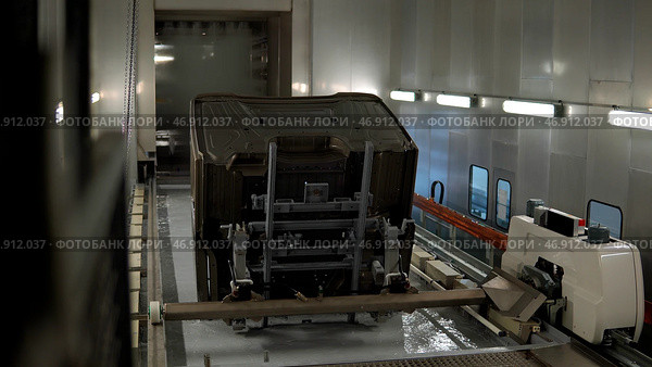 Automatically putting metal truck body in a special solution. Стоковая иллюстрация, иллюстратор David Kashakhi / Фотобанк Лори