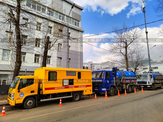 Аварийная служба и коммунальная техника на городской улице Москвы. Редакционное фото, фотограф Мария Сергеева / Фотобанк Лори