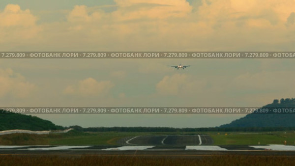 Авиалайнер заходит на посадку в сумерках, телеобъектив. Пхукет. Таиланд. Стоковое видео, видеограф Игорь Жоров / Фотобанк Лори