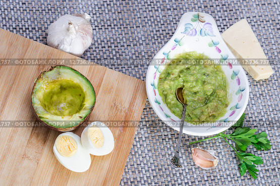 Avocado paste with egg, cheese and garlic. Стоковое фото, фотограф Алёшина Оксана / Фотобанк Лори