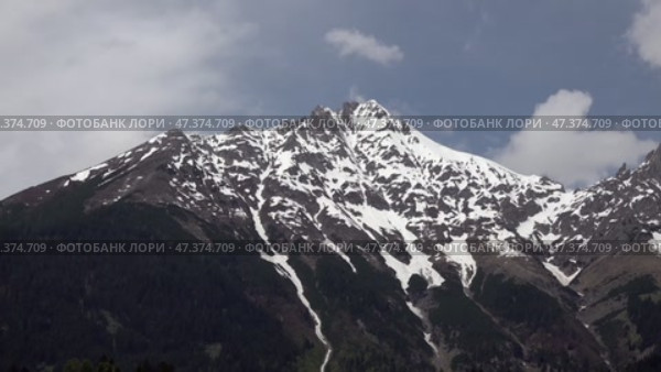 Австрийские Альпы в городе Инсбрук. Австрия. Май. Austrian Alps in the city Innsbruck. Austria. May. Стоковое видео, видеограф Горшков Александр / Фотобанк Лори