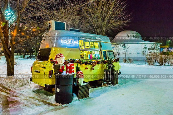 Авто-кафе в зимнем парке. Городской парк города Бердска. Новосибирская область, Западная Сибирь России. Редакционное фото, фотограф Евгений Мухортов / Фотобанк Лори