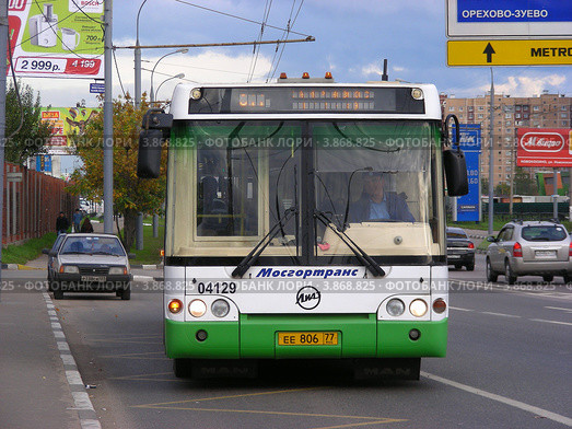Автобус № 811 едет по Носовихинскому шоссе. Новокосино. Москва (2012 год). Редакционное фото, фотограф lana1501 / Фотобанк Лори
