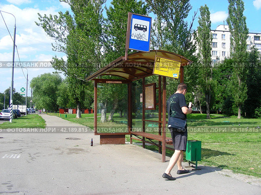 Автобусная остановка "Битцевская аллея". Днепропетровская улица. Район Чертаново Центральное. Город Москва (2014 год). Редакционное фото, фотограф lana1501 / Фотобанк Лори