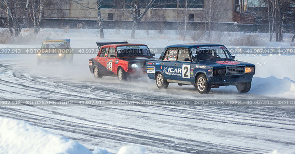 Автогонки на отечественных автомобилях Жигули и Лада, зимой на льду озера в городе Железногорске Красноярский край. Редакционное фото, фотограф Анатолий Володин / Фотобанк Лори