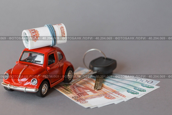 Автокредит. Покупка и аренда автомобиля. Красная машина, деньги и ключи от машины на сером фоне. Концепция покупки и страхования транспортного средства. Стоковое фото, фотограф Photojuli / Фотобанк Лори