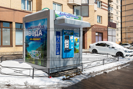 Автомат по продаже артезианской воды. Санкт-Петербург (2023 год). Редакционное фото, фотограф Александр Щепин / Фотобанк Лори