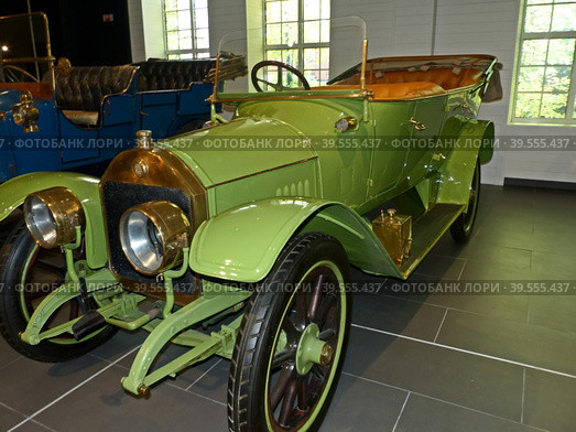Автомобиль "Benz 8/18 HP", 1910 г., фаэтон, 4-цилиндровый, 4-ступенчатый, Германия. Относительно недорогая брендовая модель. Выпускался с 1910 по 1912 год. Музей автомобильной техники. Верхняя Пышма, Россия, сентябрь 2020. Редакционное фото, фотограф Сергей Елизарьев / Фотобанк Лори