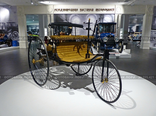 Автомобиль "Benz Patent-Motorwagen", 1886 г., 16 км/ч, 0,85 л.с., Германия. Первый в мире автомобиль с двигателем внутреннего сгорания построил К.Бенц в 1885 году. Музей автомобильной техники. Верхняя Пышма, Россия, сентябрь 2020. Редакционное фото, фотограф Сергей Елизарьев / Фотобанк Лори