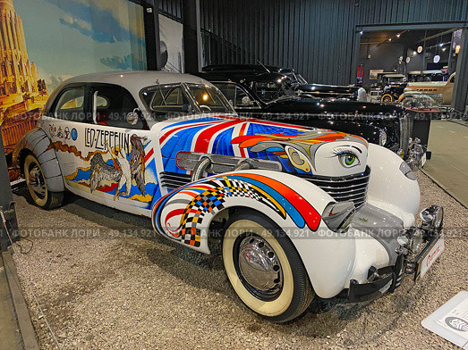 Автомобиль Cord 810 Beverly Sedan, 1937 г. Аэрограффити в честь британской рок-группы Led Zeppelin. Автомузей "Автомобили мира", Москва (2023 год). Редакционное фото, фотограф Мария Кылосова / Фотобанк Лори