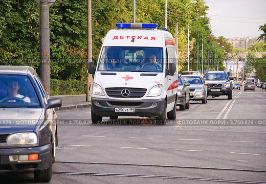 Автомобиль детской скорой помощи на улице Барболина (2012 год). Редакционное фото, фотограф Алёшина Оксана / Фотобанк Лори
