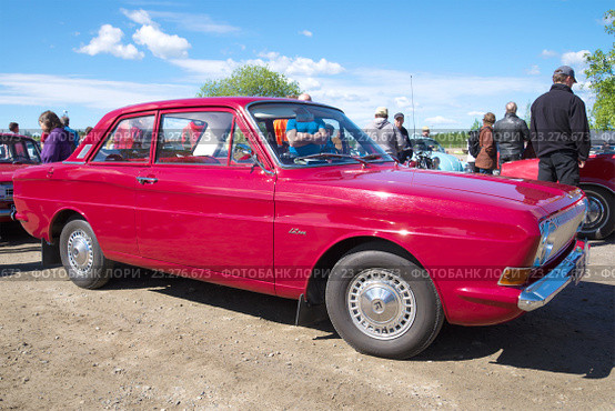 Автомобиль Ford Taunus 12m  (поколение P6) - участник парада ретроавтомобилей в Керимяки. Финляндия (2015 год). Редакционное фото, фотограф Виктор Карасев / Фотобанк Лори