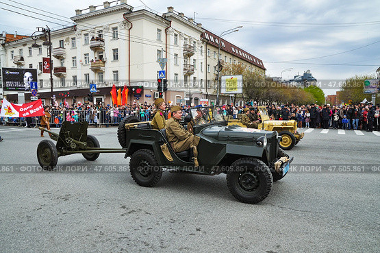 Автомобиль ГАЗ-67 ("Иван-Виллис") с  противотанковая пушкой 45мм на прицепе. Парад в честь Дня Победы 9 мая. Город Тюмень (2017 год). Редакционное фото, фотограф Александр Тараканов / Фотобанк Лори