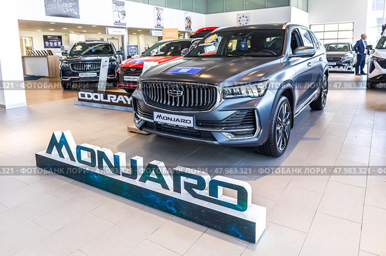 Автомобиль Geely Monjaro внутри в официальном дилерском центре. Китайский производитель автомобилей. Редакционное фото, фотограф FotograFF / Фотобанк Лори