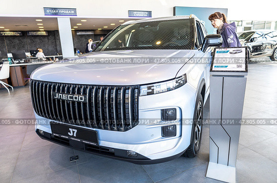 Автомобиль Jaecoo J7 внутри в официальном дилерском центре. Китайский производитель автомобилей. Редакционное фото, фотограф FotograFF / Фотобанк Лори