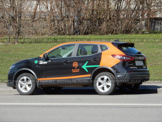 Автомобиль каршеринга You Drive . Курганская улица. Район Гольяново. Город Москва. Россия (2020 год). Редакционное фото, фотограф lana1501 / Фотобанк Лори