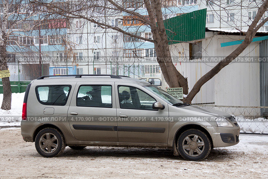Автомобиль "Лада-Ларгус" (2012 год). Редакционное фото, фотограф Дудакова / Фотобанк Лори