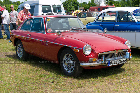 Автомобиль MGB GT. Олдтаймер шоу. Паарен им Глин. Германия (2012 год). Редакционное фото, фотограф Sergey Kohl / Фотобанк Лори