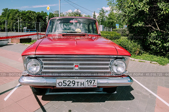 Автомобиль Москвич-408 красного цвета, виид спереди. Moskvitch-408 советский заднеприводный автомобиль выпускался на заводе АЗЛК (МЗМА) и Ижевском заводе. Редакционное фото, фотограф Константин Григорьев / Фотобанк Лори