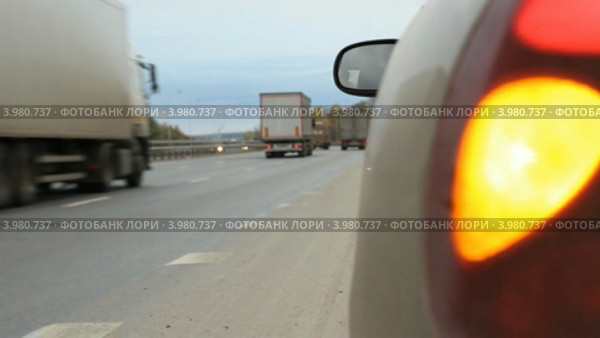 Автомобиль на трассе. Включенный поворотник желтого цвета. Трафик. Стоковое видео, видеограф Mikhail Erguine / Фотобанк Лори
