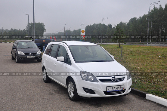 Автомобиль Opel Zafira, припаркованный на стоянке на автозаправки (2015 год). Редакционное фото, фотограф Дмитрий Абушкин / Фотобанк Лори