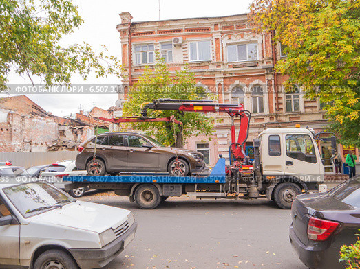Автомобиль погружен на эвакуатор. Стоковое фото, фотограф Леонид Ардаткин / Фотобанк Лори