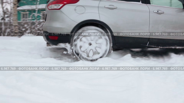 Автомобиль поворачивает на снежной деревенской дороге, зима (2015 год). Редакционное видео, видеограф Кекяляйнен Андрей / Фотобанк Лори
