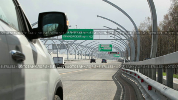 Автомобиль с аварийкой стоит на обочине скоростного шоссе (2014 год). Редакционное видео, видеограф Кекяляйнен Андрей / Фотобанк Лори