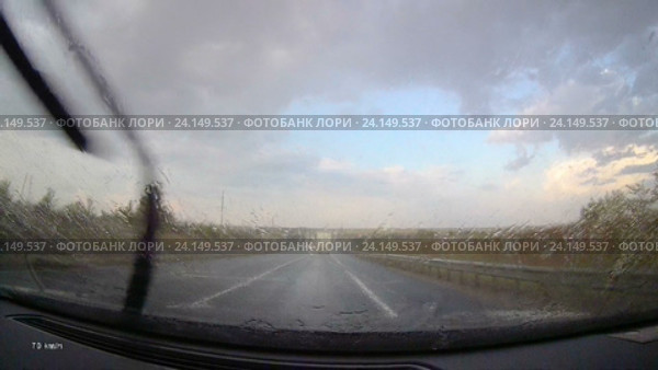 Автомобиль с видеорегистратором движется по автомобильной трассе в дождливый летний день. Стоковое видео, видеограф FotograFF / Фотобанк Лори