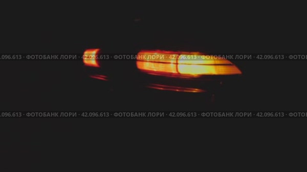 Автомобиль с включенными аварийными и габаритными огнями. Ночь, идет мелкий дождь. Стоковое видео, видеограф Воловодов Владимир / Фотобанк Лори