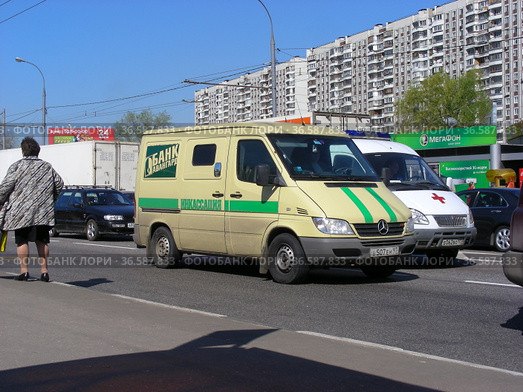 Автомобиль службы инкассации банка "Авангард". Носовихинское шоссе. Район Новокосино. Город Москва (2012 год). Редакционное фото, фотограф lana1501 / Фотобанк Лори