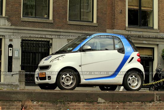 Автомобиль Smart в Амстердаме Голландия (2013 год). Редакционное фото, фотограф Ирина Иванова / Фотобанк Лори