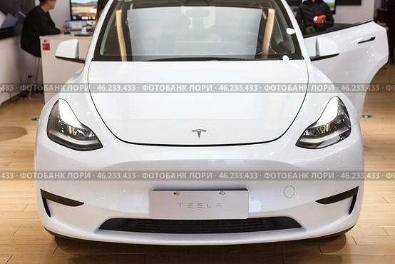 Автомобиль Tesla в автосалоне в Китае (2024 год). Редакционное фото, фотограф Кекяляйнен Андрей / Фотобанк Лори