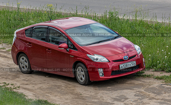 Автомобиль toyota prius. Редакционное фото, фотограф Анатолий Володин / Фотобанк Лори