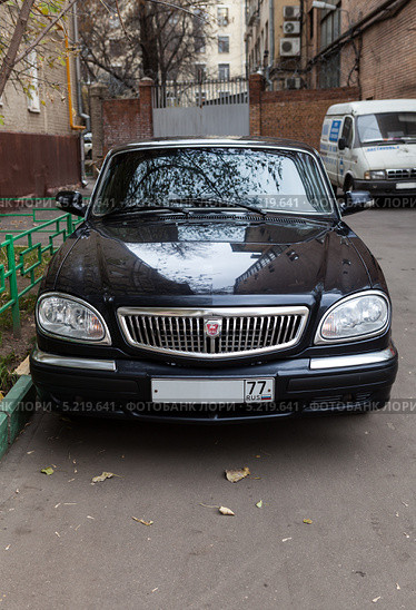 Автомобиль "Волга" ГАЗ 31105 вид спереди сверху (2013 год). Редакционное фото, фотограф Родион Власов / Фотобанк Лори