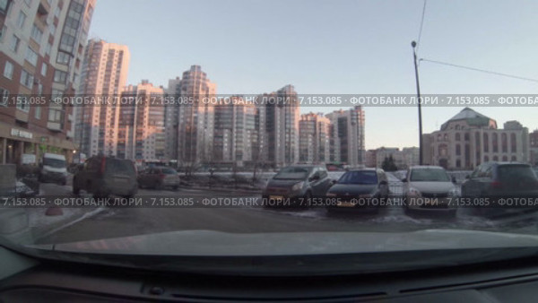 Автомобиль выезжает с парковки из двора, вид из автомобиля (2015 год). Редакционное видео, видеограф Кекяляйнен Андрей / Фотобанк Лори