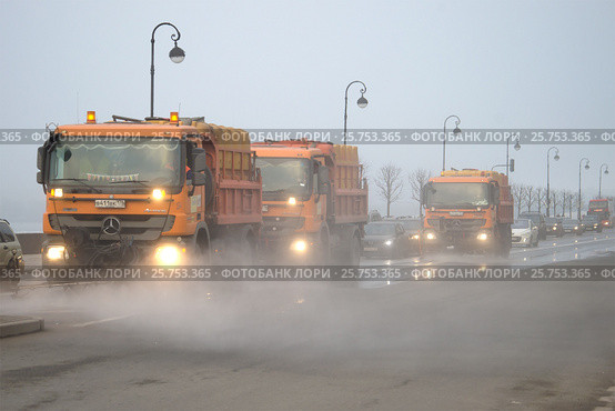Автомобили городских коммунальных служб моют Дворцовую набережную туманным мартовским днем. Санкт-Петербург (2017 год). Редакционное фото, фотограф Виктор Карасев / Фотобанк Лори