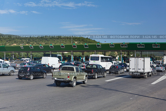 Автомобили перед пунктом приема платежей на платной автодороге, Тунис (2012 год). Редакционное фото, фотограф Кекяляйнен Андрей / Фотобанк Лори