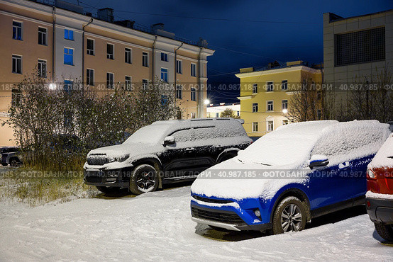 Автомобили под снегом после снегопада. Свежий белый снег на крышах, окнах и капотах автомобилей. Редакционное фото, фотограф Андрей Степанов / Фотобанк Лори