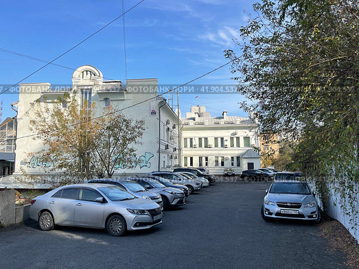 Автомобили припаркованы во дворе дома 45 по улице Посьетская во Владивостоке. Редакционное фото, фотограф Овчинникова Ирина / Фотобанк Лори