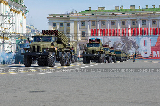 Автомобили РСЗО «Град» на репетиции парада в честь Дня Победы солнечным майским днем. Санкт-Петербург (2015 год). Редакционное фото, фотограф Виктор Карасев / Фотобанк Лори