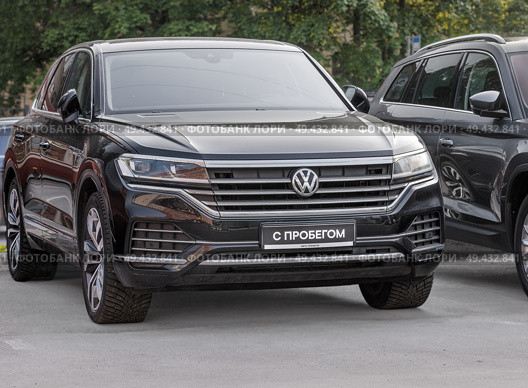 Автомобили VolksWagen с пробегом. Выставленный подержанный экземпляр легковой машины немецкого производителя. Редакционное фото, фотограф Grigory_Gez / Фотобанк Лори