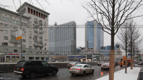 Автомобили выезжает с Новинского бульвара на Новый Арбат, город Москва (2017 год). Редакционное видео, видеограф Дмитрий Неумоин / Фотобанк Лори